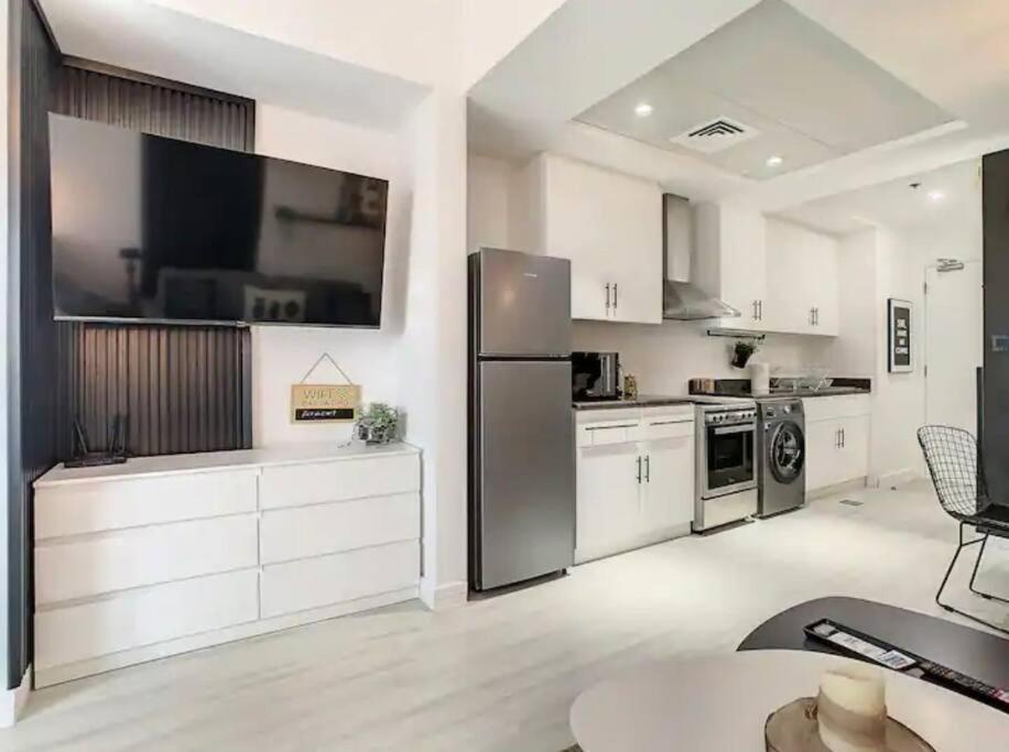 Luxury Modern Studio In Jlt With Amazing View & Rooftop Pool - Sleeps 3 Дубай Екстериор снимка