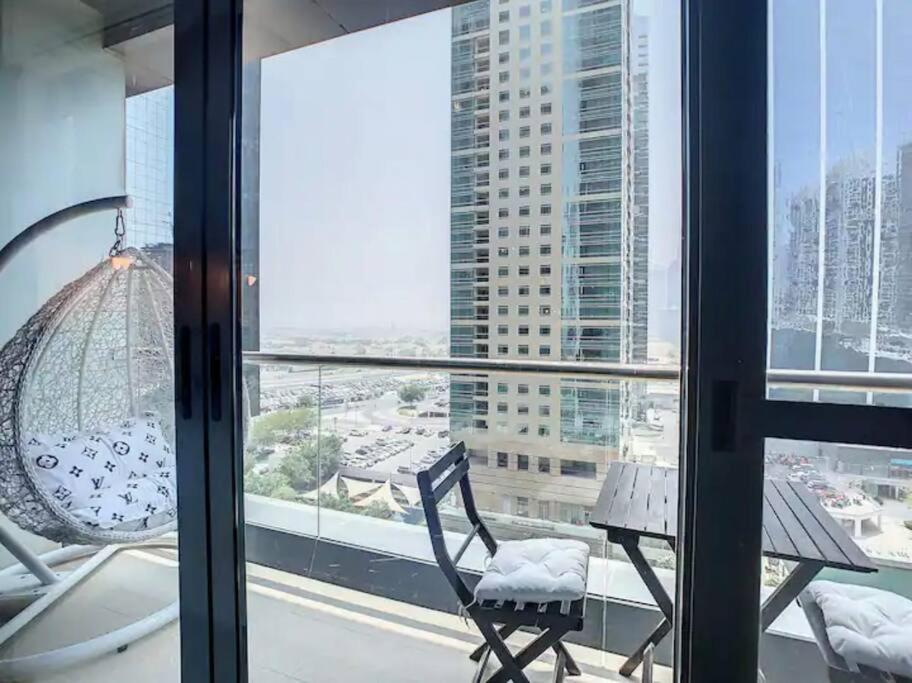 Luxury Modern Studio In Jlt With Amazing View & Rooftop Pool - Sleeps 3 Дубай Екстериор снимка