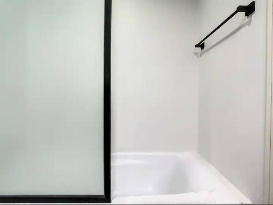 Luxury Modern Studio In Jlt With Amazing View & Rooftop Pool - Sleeps 3 Дубай Екстериор снимка