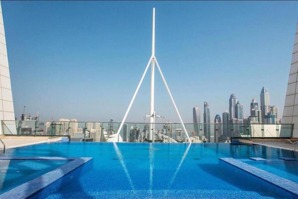 Luxury Modern Studio In Jlt With Amazing View & Rooftop Pool - Sleeps 3 Дубай Екстериор снимка